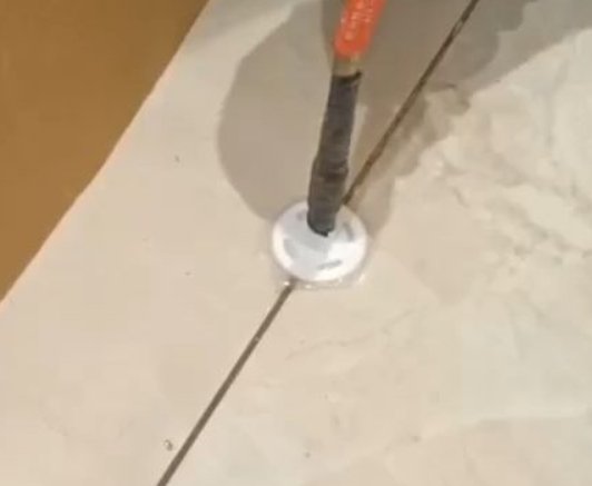 莱西瓷砖空鼓维修公司专业解答瓷砖在铺贴过程中，如果没有涂抹均匀到位的粘结材料（如水泥砂浆或瓷砖胶），可能会导致以下问题