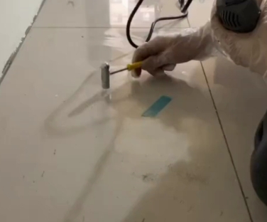 莱西瓷砖开裂维修公司专业分享瓷砖在铺贴前如果没有沥干水分，将会导致以下问题