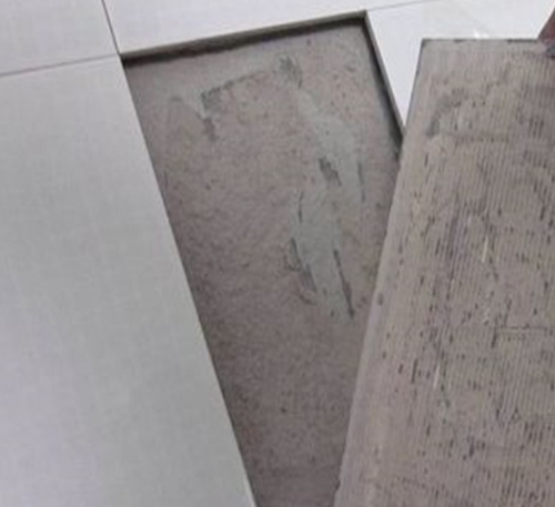 莱西瓷砖空鼓维修公司分享瓷砖铺贴时如果打浆（即涂抹在瓷砖背面和基层上的砂浆或瓷砖胶）过少，会带来以下问题