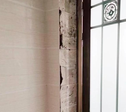 莱西瓷砖空鼓免砸砖维修公司分享吸水砖泡水时间不够或过长都会对瓷砖铺贴效果产生影响